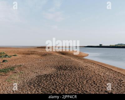 Die Sommerküstenlandschaft des Flusses Deben in Bawdsey Suffolk, Ostengland, Großbritannien mit einer kleinen Passagierfähre nach Felixstowe Stockfoto