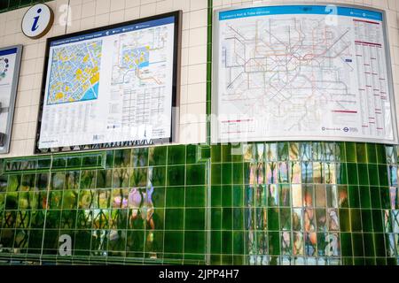 Die geschlossene Tickethalle des U-Bahnhofs Covent Garden während eines Arbeitstages der Eisenbahngewerkschaft RMT und einiger Busfahrer am 19.. August 2022 in London, England. Dies ist der fünfte Walk-out von GMT-Mitgliedern in London Underground in diesem Jahr, ein Streik in einem Streit um Stellenabbau. Stockfoto