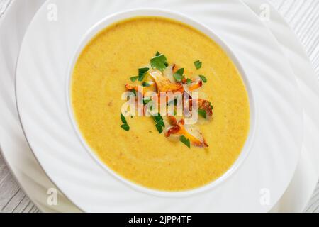 Nahaufnahme von Kanttarellikeitto, finnischer Chanterelle-Cremesuppe in weißer Schüssel Stockfoto