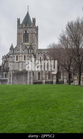 Christ Church Kathedrale über grünem Gras. Ältester der zwei mittelalterlichen Kathedralen der Hauptstadt, Dublin, Irland Stockfoto