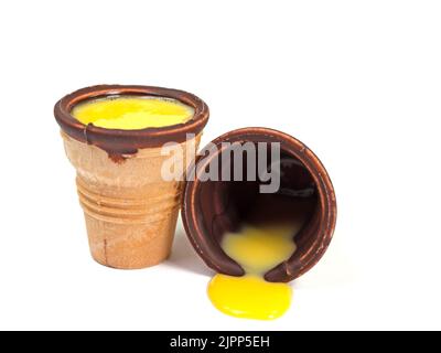 Eiertau in einem Waffelbecher vor weißem Hintergrund Stockfoto