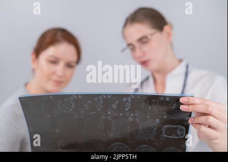 Ärztin erklärt der Patientin die mrt der inneren Organe. Stockfoto