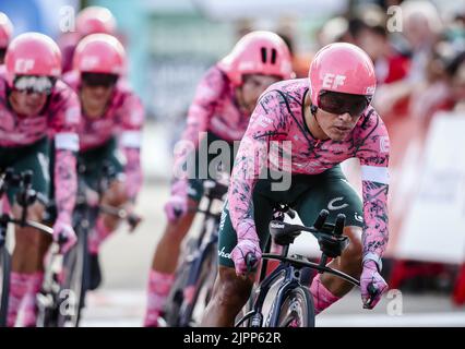 2022-08-19 19:23:30 UTRECHT - Team EF-EasyPost überquert die Ziellinie während des Team-Zeitfahrens am ersten Tag der Vuelta a Espana (Vuelta a Espana). Nach einem Start auf dem Jaarbeursplein fuhren die Teams durch die Straßen der Domstadt. ANP VINCENT JANNINK niederlande Out - belgien Out Stockfoto