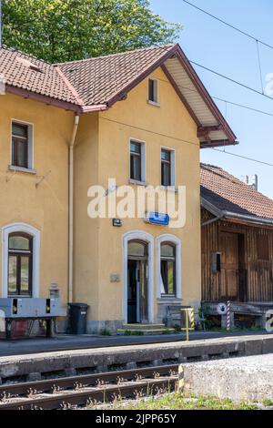 Nendeln, Liechtenstein, 28. April 2022 an einem sonnigen Tag vor dem alten Bahnhofsgebäude Stockfoto