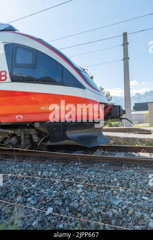 Nendeln, Liechtenstein, 28. April 2022 der Regionalzug aus Österreich kommt zu einem kleinen Bahnhof an Stockfoto