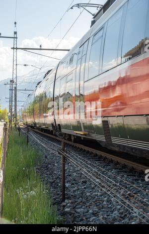 Nendeln, Liechtenstein, 28. April 2022 der Regionalzug aus Österreich kommt zu einem kleinen Bahnhof an Stockfoto