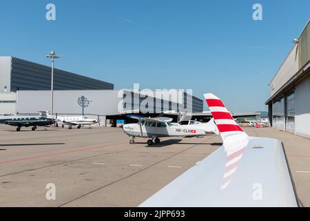 Zürich, Schweiz, 11. Mai 2022 kleine Propellerflugzeuge parken auf dem Vorfeld des internationalen Flughafens Stockfoto