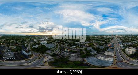 360 Grad Panorama Ansicht von Hollywood, FL, USA - 18. August 2022: Luftaufnahme der Drohne 360 City Hall Hollywood FL USA