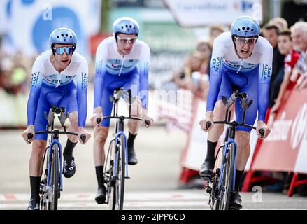 München, Deutschland. 19. August 2022. UTRECHT - Team BikeExchange überquert die Ziellinie beim Team-Zeitfahren am ersten Tag der Vuelta a Espana (Vuelta a Espana). Nach einem Start auf dem Jaarbeursplein fuhren die Teams durch die Straßen der Domstadt. ANP VINCENT JANNINK Kredit: ANP/Alamy Live Nachrichten Stockfoto