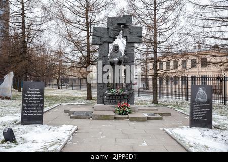 St. Petersburg, Russland - 01. Februar 2020: Denkmal für die Kinder von Beslan in der Nähe der Himmelfahrtskirche in St. Petersburg Stockfoto