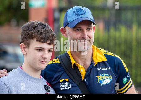 Leeds, Großbritannien. 19. August 2022. Rohan Smith Cheftrainer von Leeds Rhinos hat sein Foto mit Fans vor dem Spiel in Leeds, Großbritannien am 8/19/2022 gemacht. (Foto von James Heaton/News Images/Sipa USA) Quelle: SIPA USA/Alamy Live News Stockfoto