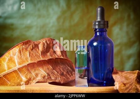 Blaue Flaschen und Fläschchen für natürliche pflanzliche Öle und Tonic. Pflanzliche Kosmetik und Medizin Hintergründe Stockfoto