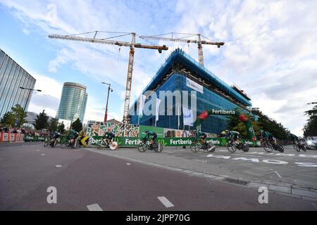 Equipo Kern Pharma Fahrer in Aktion während der ersten Etappe der Ausgabe 2022 der "Vuelta a Espana", Tour of Spain Radrennen, ein Team Zeitfahren 23,2km in Utrecht, Niederlande, Freitag, 19. August 2022. BELGA FOTO LUC CLAESSEN Stockfoto