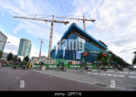 Equipo Kern Pharma Fahrer in Aktion während der ersten Etappe der Ausgabe 2022 der "Vuelta a Espana", Tour of Spain Radrennen, ein Team Zeitfahren 23,2km in Utrecht, Niederlande, Freitag, 19. August 2022. BELGA FOTO LUC CLAESSEN Stockfoto