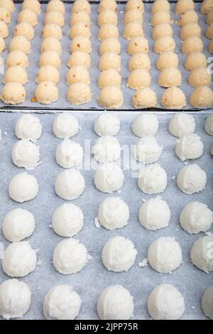 Kuchen auf automatischem Förderband oder Linie, Backprozess in der Süßwarenfabrik. Lebensmittelindustrie, Cookie-Produktion. Stockfoto