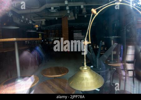 Moskau, Russland. 19. vom August 2022. Blick auf das Innere eines geschlossenen Starbucks-Stores in der Arbat-Straße in Moskau, Russland. Starbucks hat seine Geschäfte in Russland im März eingestellt und im Mai aus dem Land gezogen. Stockfoto