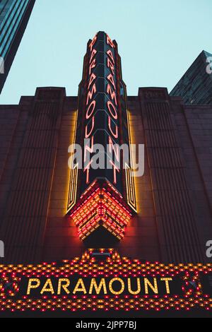 Eine Aufnahme der Beschilderung im Paramount Theater in Downtown Crossing, Boston, Massachusetts Stockfoto