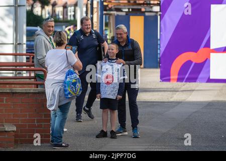 Daryl Powell Cheftrainer von Warrington Wolves hat sein Foto vor dem Spiel mit einem jungen Unterstützer von Warrington Wolves gemacht Stockfoto