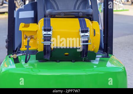 Gelbe Gasflasche LPG und Benzin Dual Fuel Gabelstapler Stockfoto