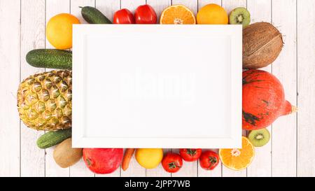 Weißer Copy Space Frame mit sommerlichem Obst und Gemüse auf Holzhintergrund. Flach liegend Stockfoto