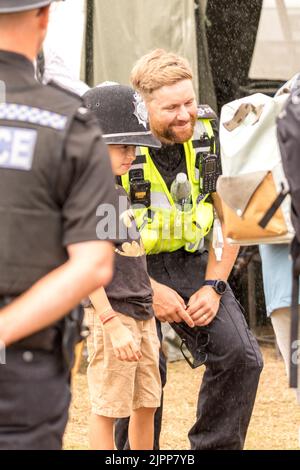 Eastbourne, Großbritannien. 19. August 2022. Nach 2 Jahren Abwesenheit kehrt die größte kostenlose Airshow in Großbritannien in diese beliebte Küstenstadt zurück. Die weltberühmten Roten Pfeile und der Gedenkflug zur Schlacht von Großbritannien nehmen während der viertägigen Veranstaltung Teil Stockfoto