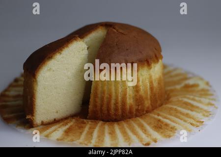 Mawa-Kuchen In Scheiben. Es ist ein reicher und köstlicher Kuchen aus verdunstter getrockneter Milch, Vollmehl, Butter, Milch, Rahm und Zucker. Schuss auf WH Stockfoto