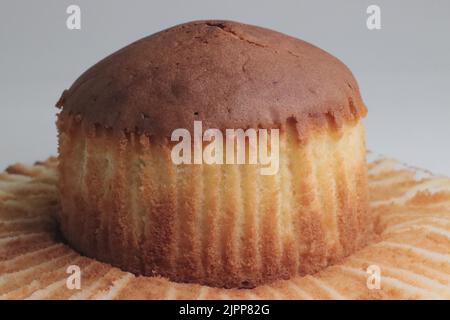 Mawa-Kuchen. Es ist ein reicher und köstlicher Kuchen aus verdunstter getrockneter Milch, Vollmehl, Butter, Milch, Rahm und Zucker. Auf weißem Bac geschossen Stockfoto