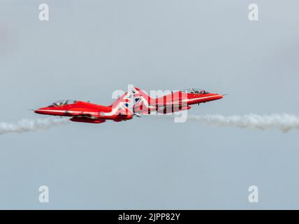 Eastbourne, Großbritannien. 19. August 2022. Nach 2 Jahren Abwesenheit kehrt die größte kostenlose Airshow in Großbritannien in diese beliebte Küstenstadt zurück. Die weltberühmten Roten Pfeile und der Gedenkflug zur Schlacht von Großbritannien nehmen während der viertägigen Veranstaltung Teil Stockfoto