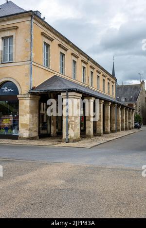 FRESNAY-SUR-SARTHE, FRANKREICH - 27.. MAI 2022: Alte Markthalle und ihre Säulen an einem bewölkten Nachmittag Stockfoto