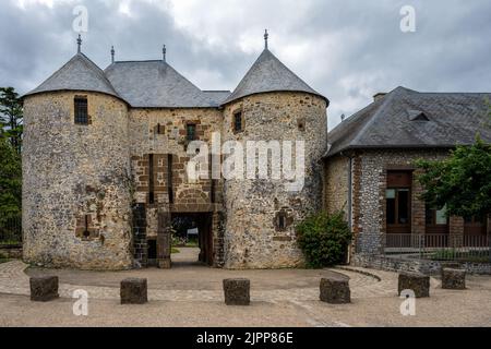 Mittelalterliche Burg neben dem Rathaus an einem bewölkten Nachmittag in Fresnay-sur-Sarthe, frankreich Stockfoto