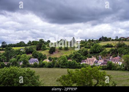 FRESNAY-SUR-SARTHE, FRANKREICH - 27.. MAI 2022: Häuser entlang des Flusses Sarthe im Frühjahr Stockfoto