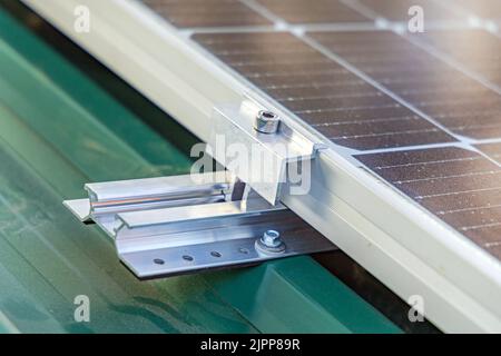 Montagehalterung für Solarpaneelhalter am Welldach Stockfoto