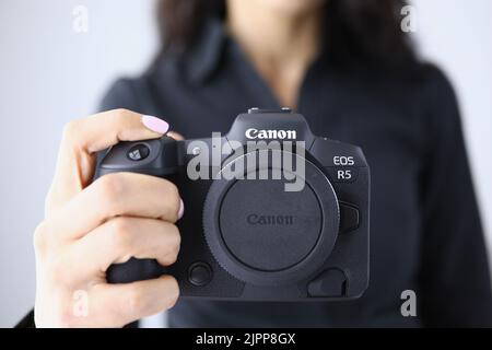 Tiflis, Georgien - 26. Juli 2022: Person, die die moderne Canon EOS R5 Kamera aus der Nähe in der Hand hält Stockfoto