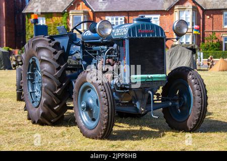 1939 30s dreißiger Jahre blauer Fordson Traktor 4380cc Dieselkraftwerk aus der Vorkriegszeit. Stockfoto