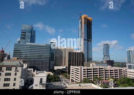 Austin Texas USA, August 2 2022: Der Bau eines 66-stöckigen Büro- und Wohnturms, Sixth & Guadalupe, geht in der Innenstadt weiter, da sich in der texanischen Hauptstadt ein Bauboom fortsetzt. In der Innenstadt befinden sich mindestens zwei Dutzend Gebäude im Bau, weitere befinden sich auf dem Reißbrett. ©Bob Daemmrich Stockfoto