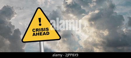 Schild „Crisis Ahead“ auf wolkenfreiem Himmel Stockfoto