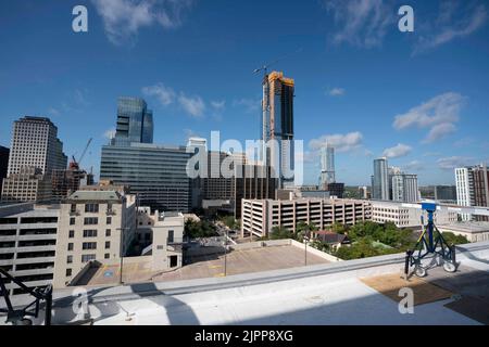 Austin Texas USA, August 2 2022: Der Bau eines 66-stöckigen Büro- und Wohnturms, Sixth & Guadalupe, geht in der Innenstadt weiter, da sich in der texanischen Hauptstadt ein Bauboom fortsetzt. In der Innenstadt befinden sich mindestens zwei Dutzend Gebäude im Bau, weitere befinden sich auf dem Reißbrett. ©Bob Daemmrich Stockfoto