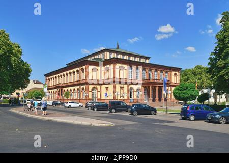 Neustadt an der Weinstraße, Deutschland - August 2022: Saalbau, ein multifunktionales Veranstaltungs- und Kongresszentrum, das für kulturelle Veranstaltungen genutzt wird Stockfoto
