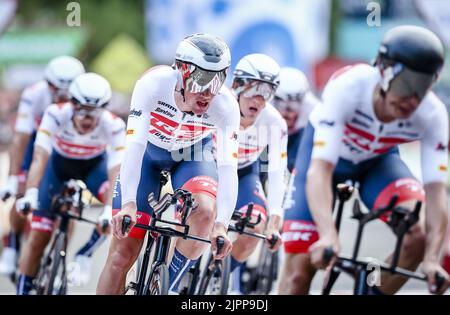 München, Deutschland. 19. August 2022. UTRECHT - das Team Trek-Segafredo überquert die Ziellinie während des Mannschaftszeitfahrens am ersten Tag der Vuelta a Espana (Vuelta a Espana). Nach einem Start auf dem Jaarbeursplein fuhren die Teams durch die Straßen der Domstadt. ANP VINCENT JANNINK Kredit: ANP/Alamy Live Nachrichten Stockfoto