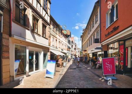 Neustadt an der Weinstraße, Deutschland - August 2022: Alte Altstadt mit kleinen Geschäften und Menschen an sonnigen Tagen Stockfoto