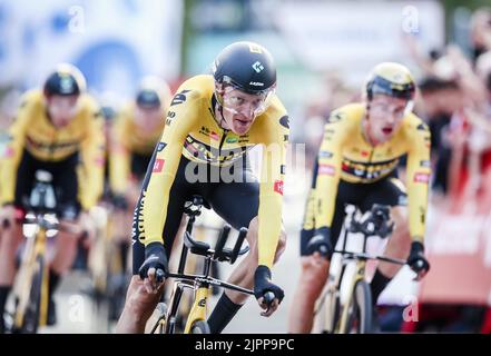 2022-08-19 20:22:10 UTRECHT - Team Jumbo-Visma überquert die Ziellinie während des Team-Zeitfahrens am ersten Tag der Vuelta a Espana (Vuelta a Espana). Nach einem Start auf dem Jaarbeursplein fuhren die Teams durch die Straßen der Domstadt. ANP VINCENT JANNINK niederlande Out - belgien Out Stockfoto