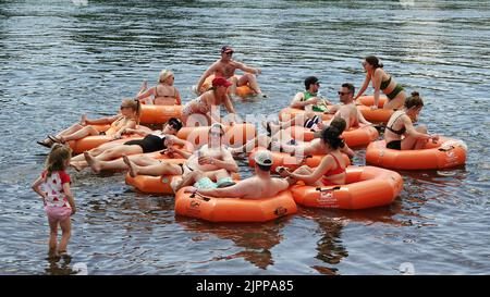 Gegen die Hitze in Oregon. Während der Hitzewelle im Juli auf dem Deschutes River in Bend, Oregon. Dies ist eine beliebte Abkühlung für Einheimische und Besucher gleichermaßen. Stockfoto