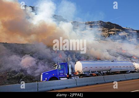 Mitte august 2022 begann ein Brushfeuer am Straßenrand auf der Interstate 84 in der Nähe der Stadt Arlington, Oregon. Stockfoto