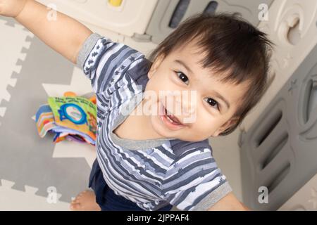 11 Monate alter Junge zu Hause, Porträt, Nahaufnahme, lächelnd, glücklich, Zähne sichtbar Stockfoto