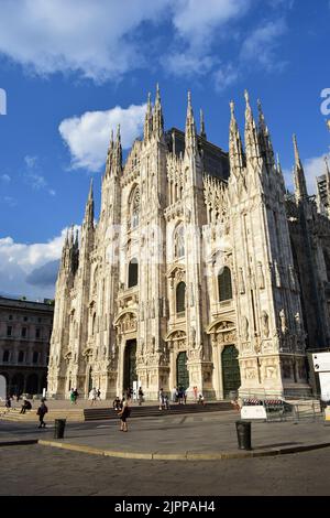 MAILAND, ITALIEN - 15. AUGUST 2022: Fassade des Mailänder Doms (Duomo di Milano), mit Blick auf den großen Platz, bei Sonnenuntergang. Stockfoto