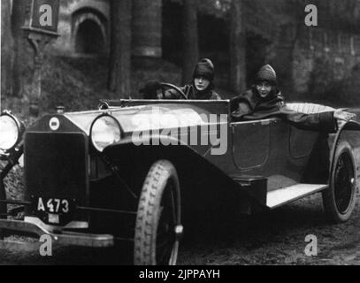 1923 CA. , Stokholm , Schweden : die zukünftige Filmschauspielerin GRETA GARBO ( 1905 - 1990 ) als junge Schauspielerin an der Dramatischen Schauspielschule der Royal Dramatic Theater Academy war . Auf diesem Foto mit ihrem engen Freund MIMI POLLAK ( zukünftige Ehefrau des Regisseurs Nils Lundell ) in einer LANCIA Autokennzeichnung Foto - FILM - KINO - Porträt - ritratto - personalità celebrità attori da giovani giovane - Prominente Persönlichkeit Persönlichkeiten Schauspieler als jung --- Archivio GBB Stockfoto