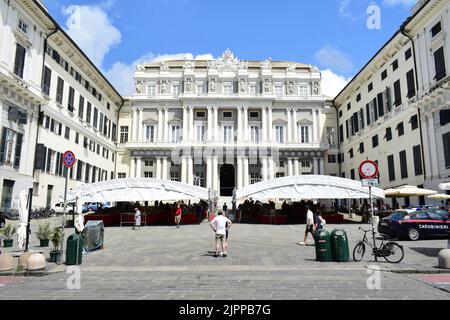 GENUA, ITALIEN - 15. AUGUST 2022: Blick auf den Dogenpalast von Genua (Palazzo Ducale di Genova) an einem Sommertag. Stockfoto