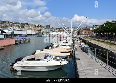 GENUA, ITALIEN - 15. AUGUST 2022: Boote am alten Hafen (Porto Antico) in Genua. Stockfoto