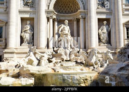 ROM, ITALIEN - 19. JULI 2022: Detail aus dem historischen, barocken Trevi-Brunnen aus dem 18.. Jahrhundert, einer berühmten Touristenattraktion in Rom. Stockfoto