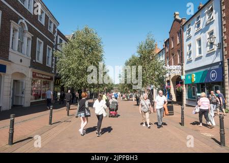 Menschen, die entlang der Fußgängerzone Scotch Street im Stadtzentrum von Carlisle, Cumbria, England, Großbritannien, laufen Stockfoto